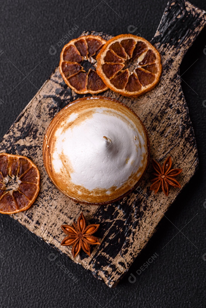 A imagem mostra uma Torta de Limão com Merengue