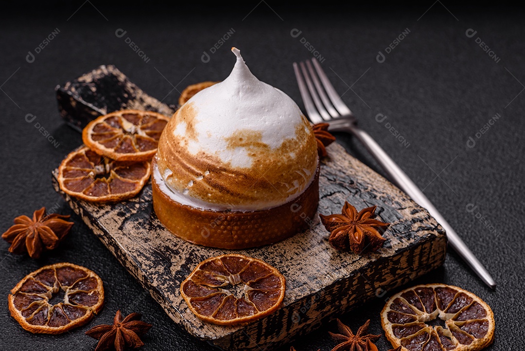 A imagem mostra uma Torta de Limão com Merengue