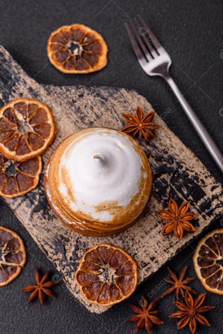 A imagem mostra uma Torta de Limão com Merengue