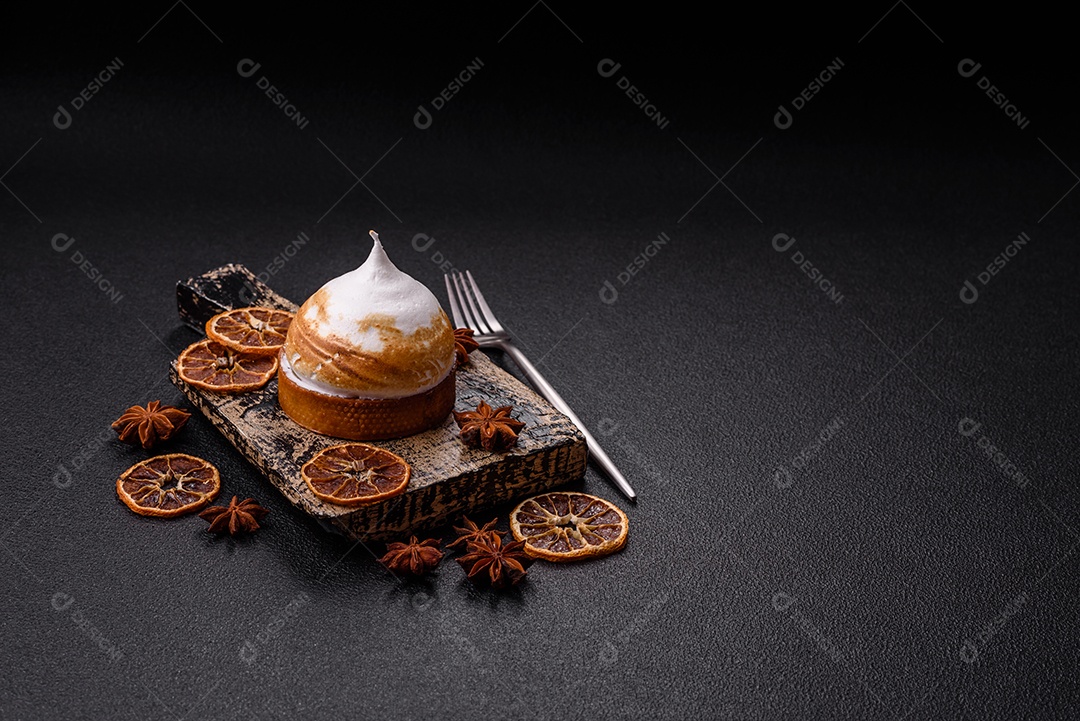 A imagem mostra uma Torta de Limão com Merengue