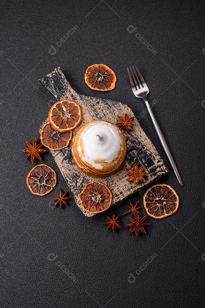 A imagem mostra porções de torta de limão com merengue, guarnecidas com rodelas de laranja
