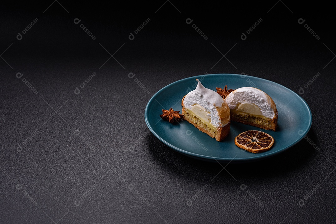 A imagem mostra porções de torta de limão com merengue, guarnecidas com rodelas de laranja