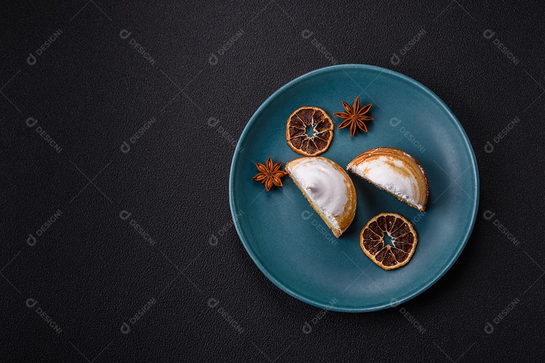 A imagem mostra porções de torta de limão com merengue, guarnecidas com rodelas de laranja