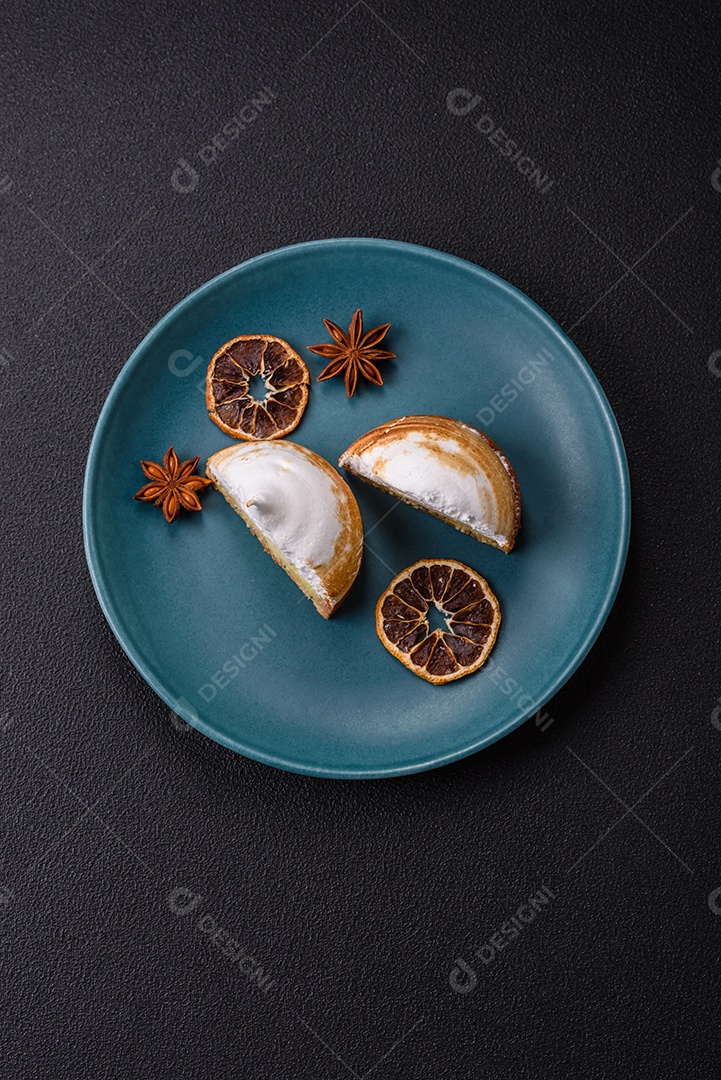 A imagem mostra porções de torta de limão com merengue, guarnecidas com rodelas de laranja