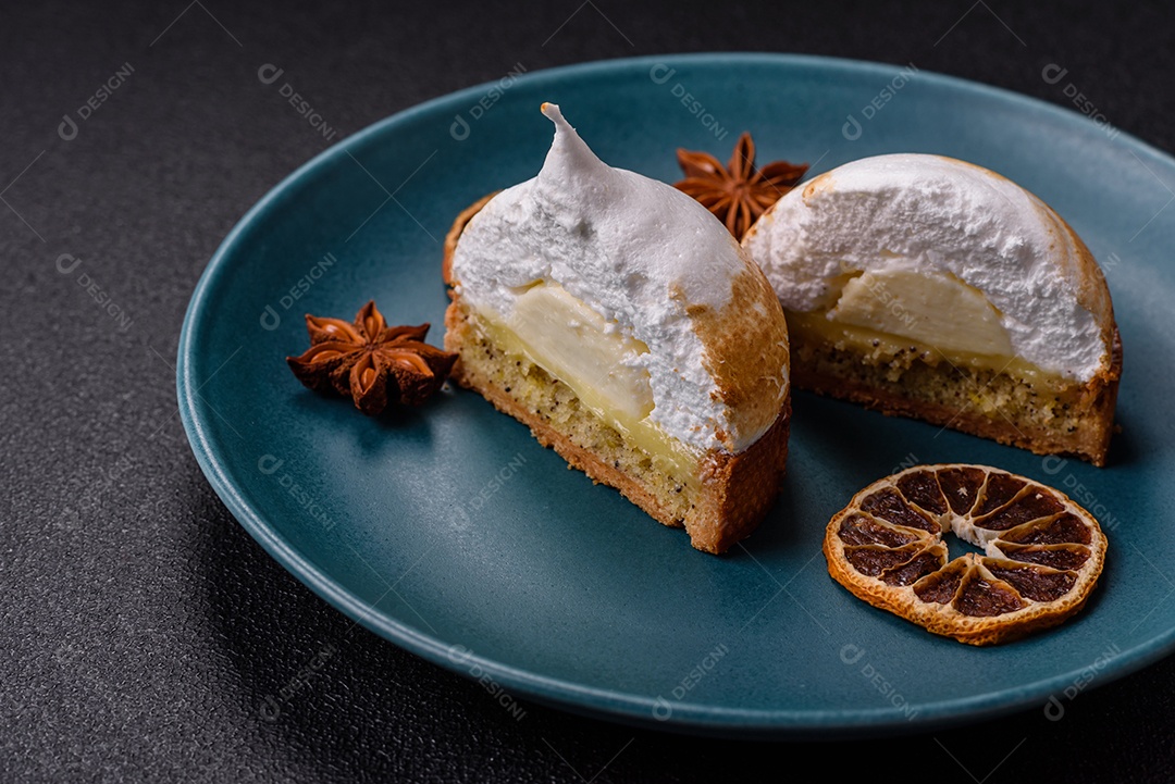 A imagem mostra porções de torta de limão com merengue, guarnecidas com rodelas de laranja