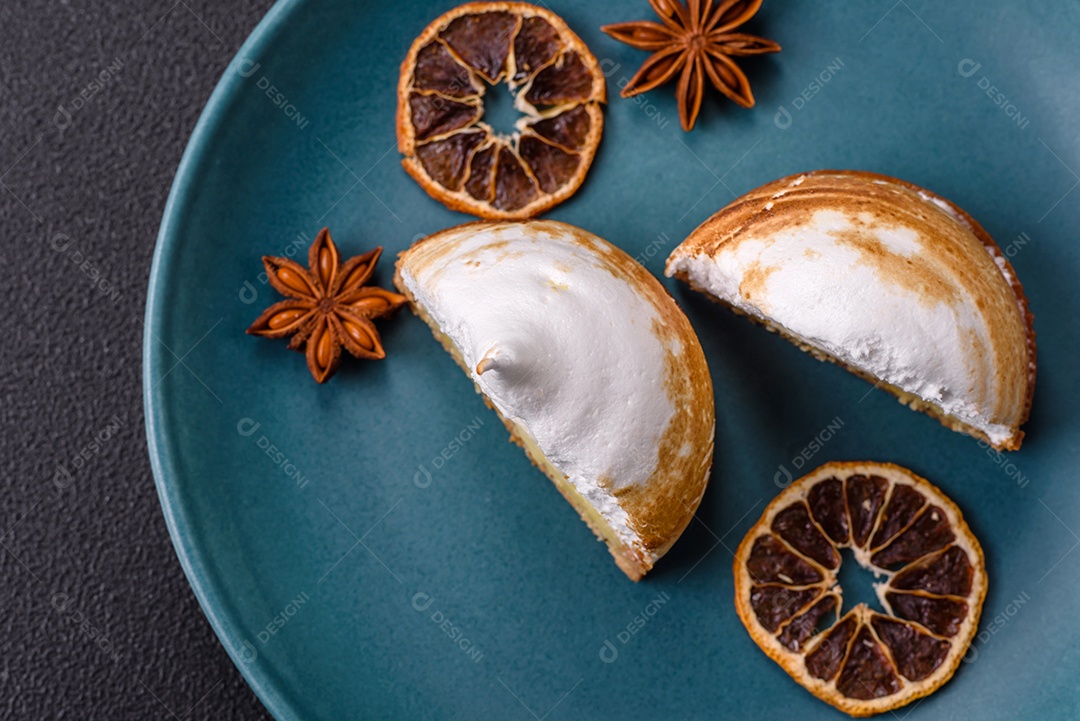 A imagem mostra porções de torta de limão com merengue, guarnecidas com rodelas de laranja