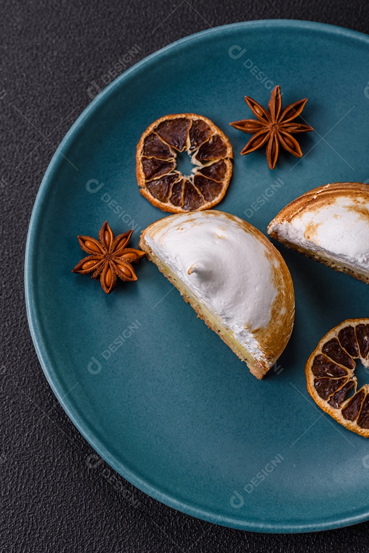 A imagem mostra porções de torta de limão com merengue, guarnecidas com rodelas de laranja