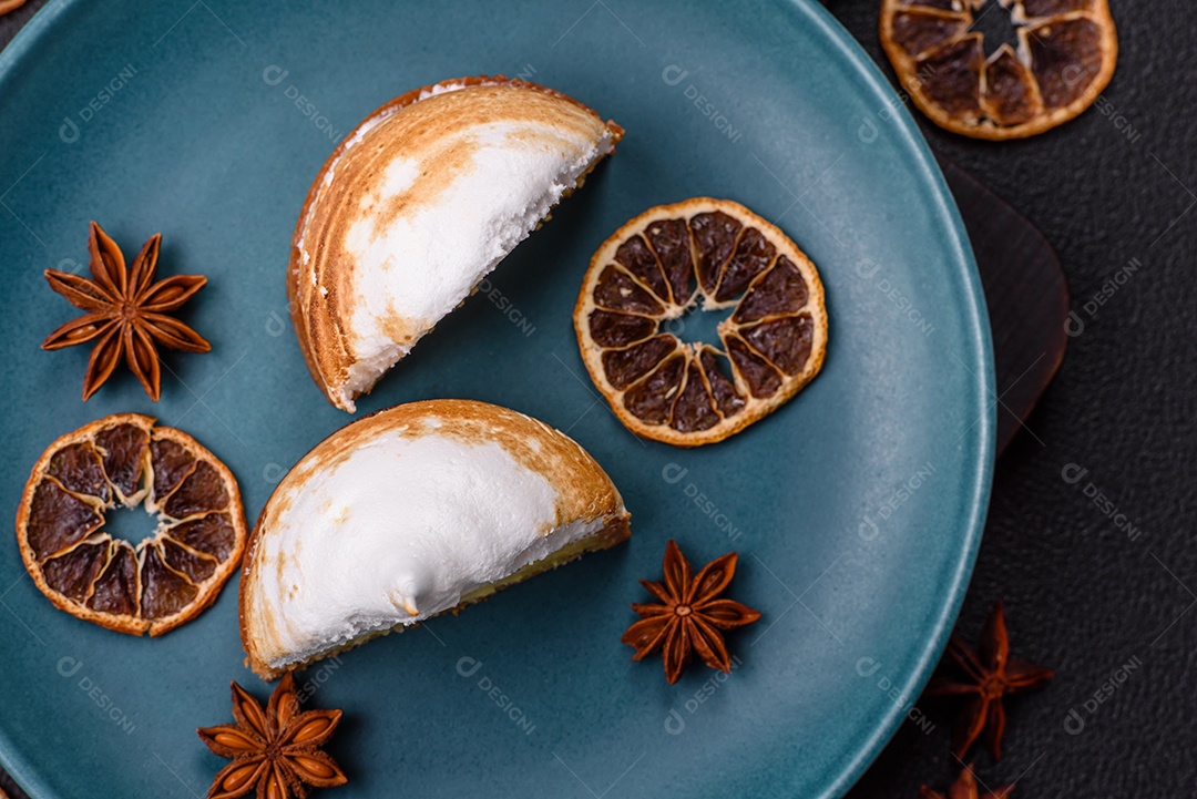 A imagem mostra porções de torta de limão com merengue, guarnecidas com rodelas de laranja
