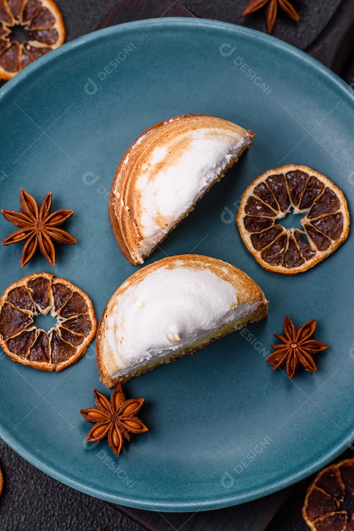 A imagem mostra uma Torta de Limão com Merengue