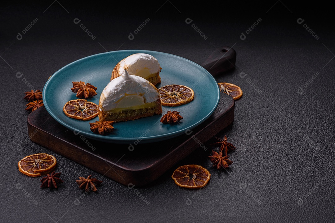 A imagem mostra uma Torta de Limão com Merengue