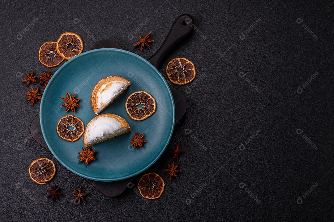 A imagem mostra porções de torta de limão com merengue, guarnecidas com rodelas de laranja
