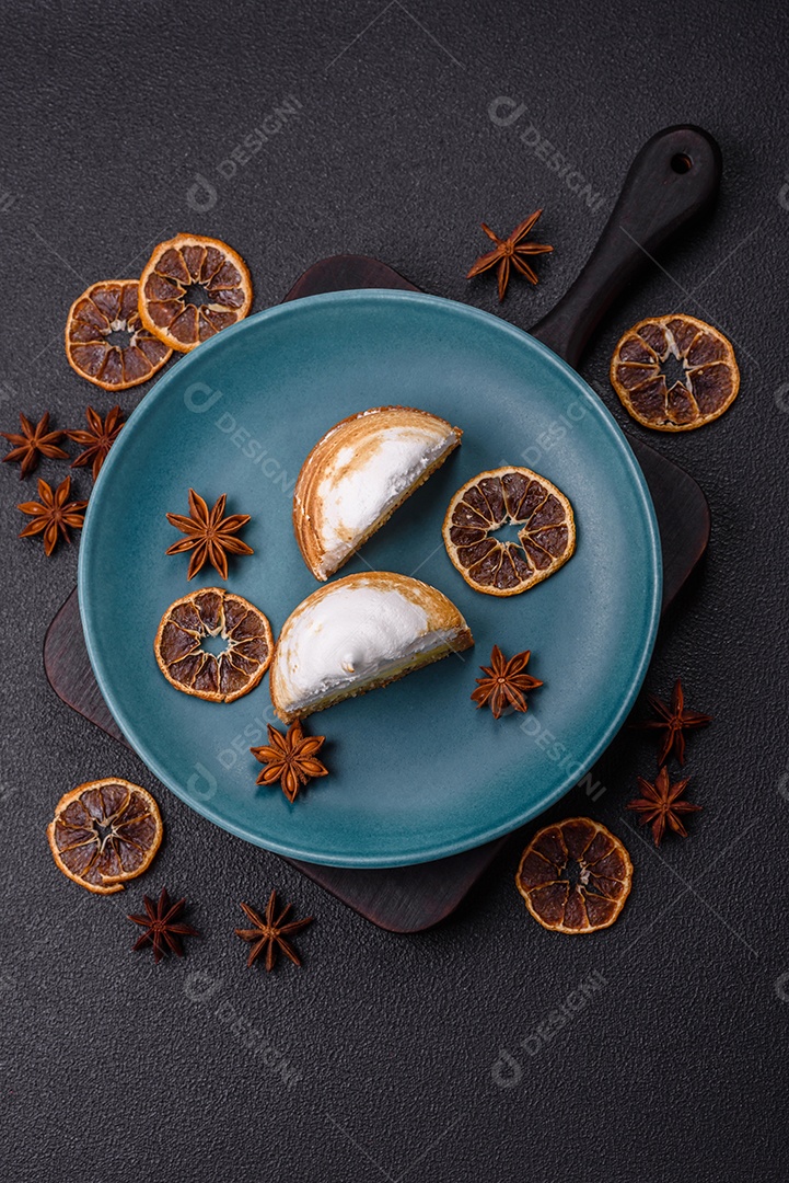 A imagem mostra porções de torta de limão com merengue, guarnecidas com rodelas de laranja