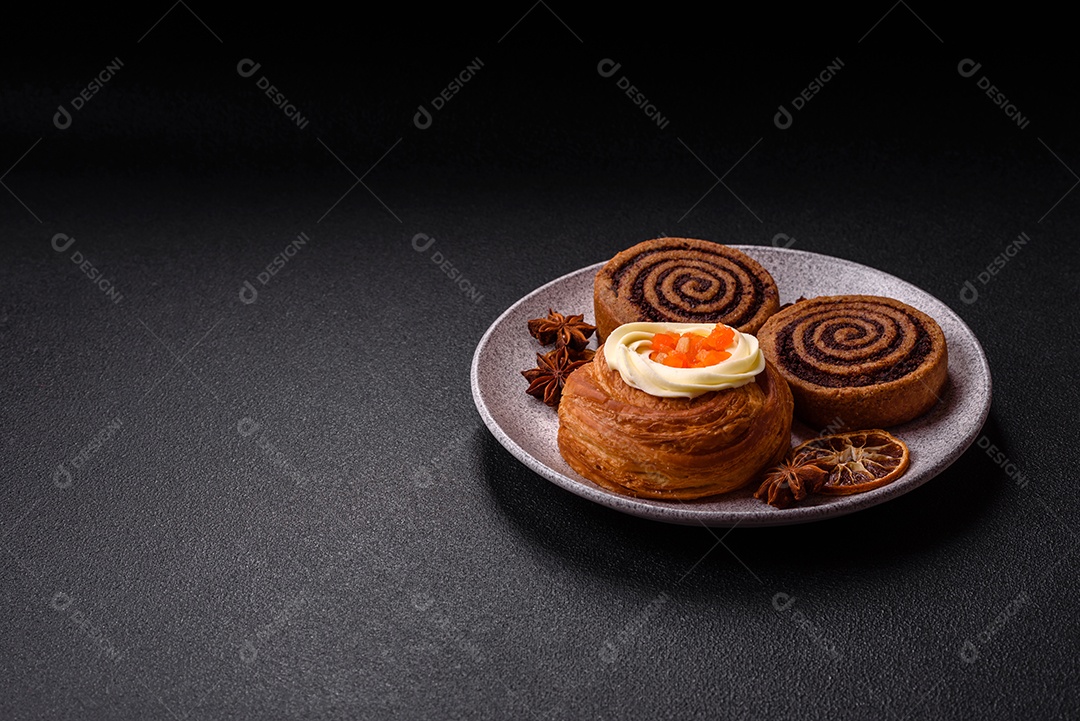 O produto na imagem são Cinnamon Rolls, também conhecidos como rolinhos de canela.