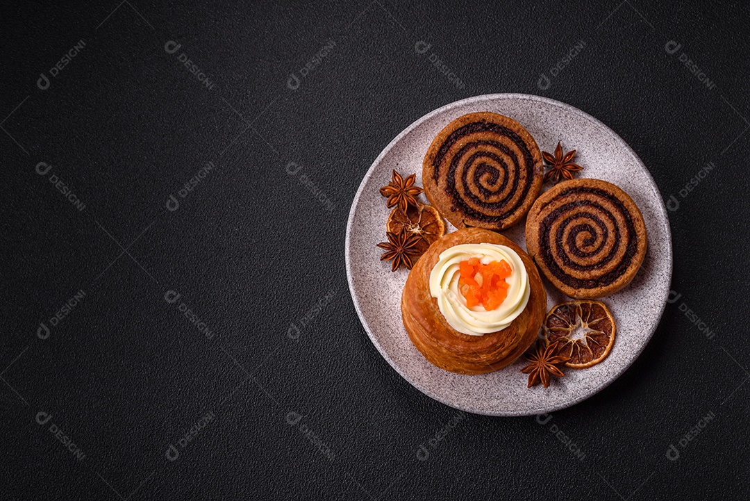 O produto na imagem são Cinnamon Rolls, também conhecidos como rolinhos de canela.