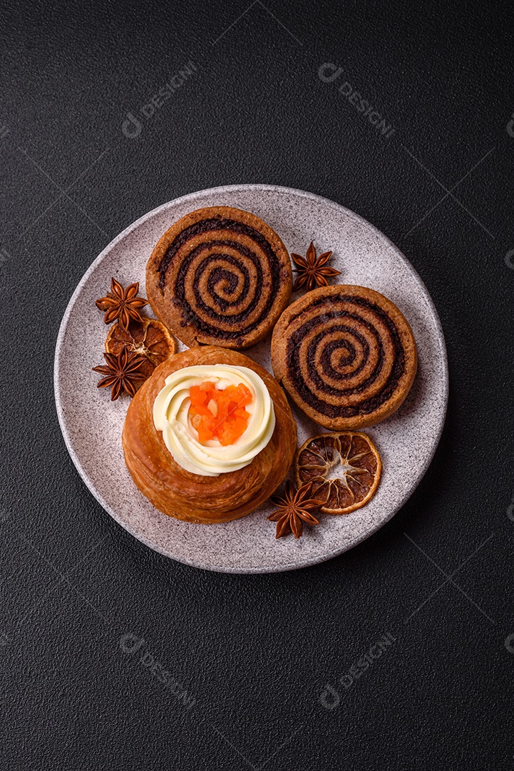 O produto na imagem são Cinnamon Rolls, também conhecidos como rolinhos de canela.