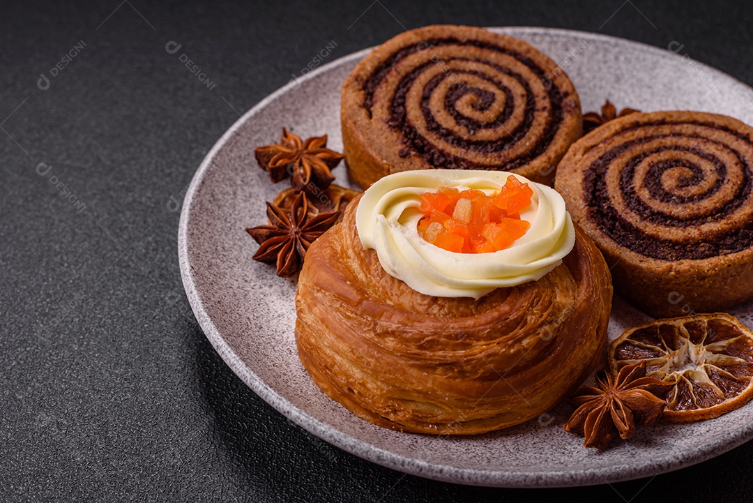 O produto na imagem são Cinnamon Rolls, também conhecidos como rolinhos de canela.