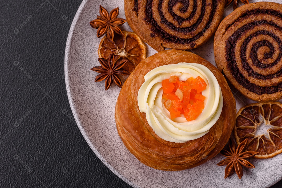 O produto na imagem são Cinnamon Rolls, também conhecidos como rolinhos de canela.