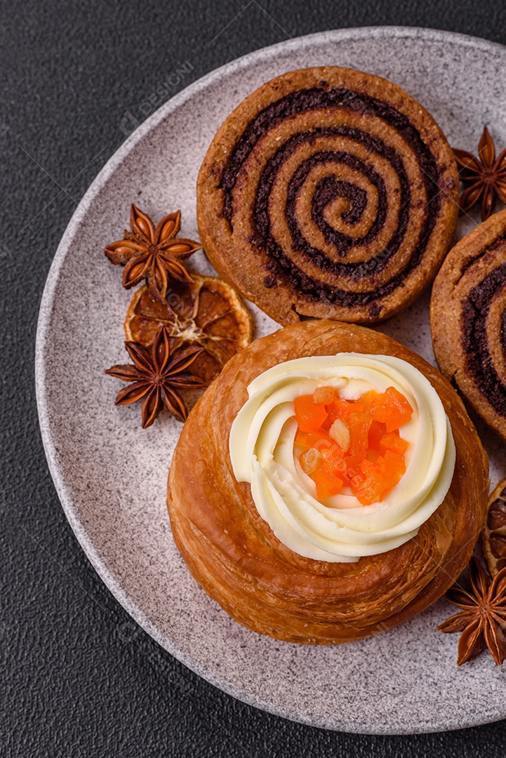 O produto na imagem são Cinnamon Rolls, também conhecidos como rolinhos de canela.