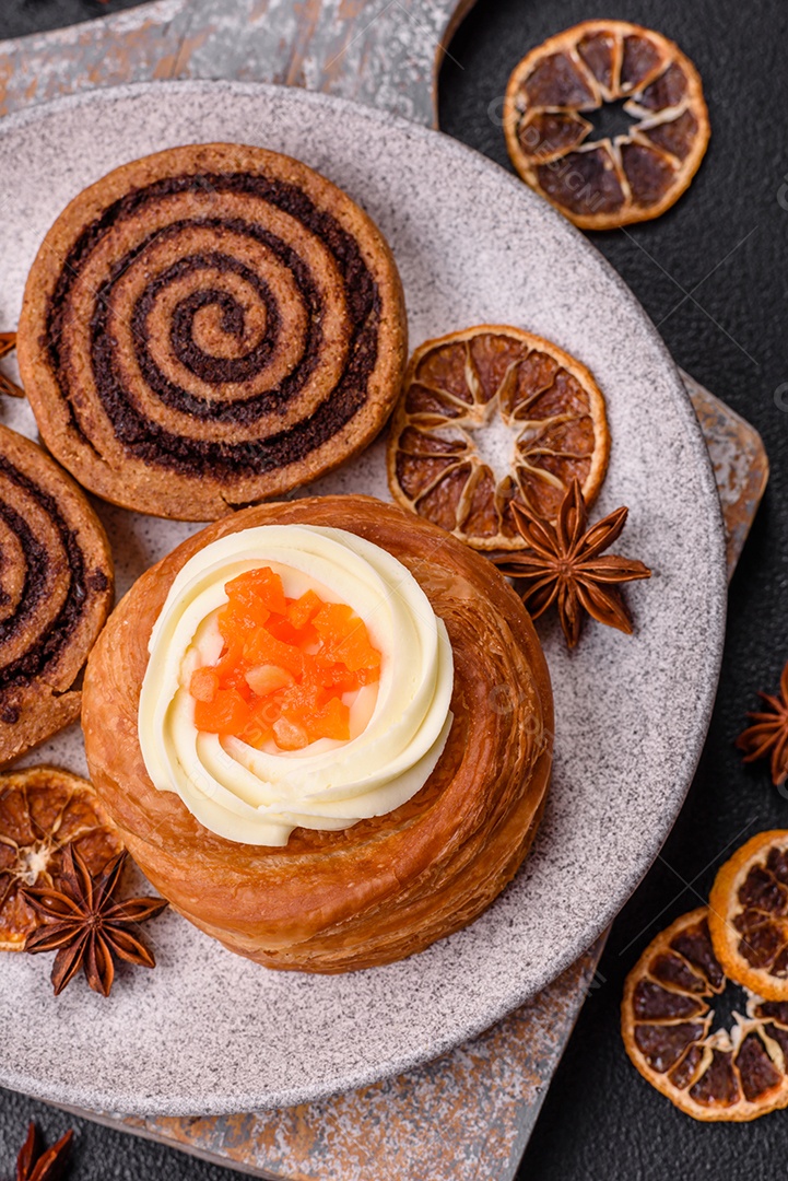 O produto na imagem são Cinnamon Rolls, também conhecidos como rolinhos de canela.