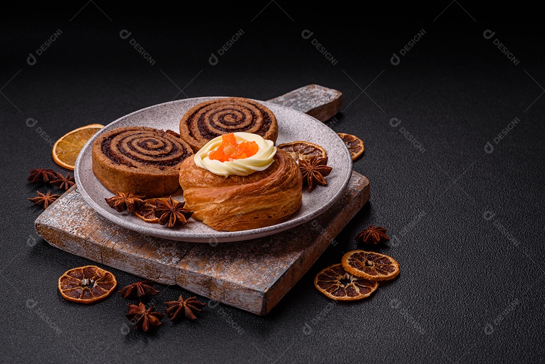 O produto na imagem são Cinnamon Rolls, também conhecidos como rolinhos de canela.