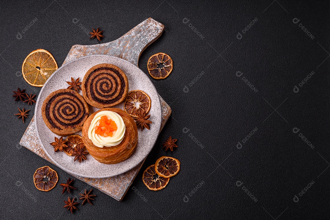 O produto na imagem são Cinnamon Rolls, também conhecidos como rolinhos de canela.