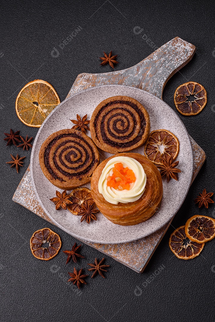 O produto na imagem são Cinnamon Rolls, também conhecidos como rolinhos de canela.