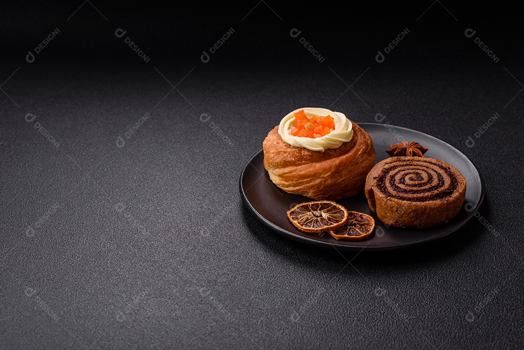 O produto na imagem são Cinnamon Rolls, também conhecidos como rolinhos de canela.
