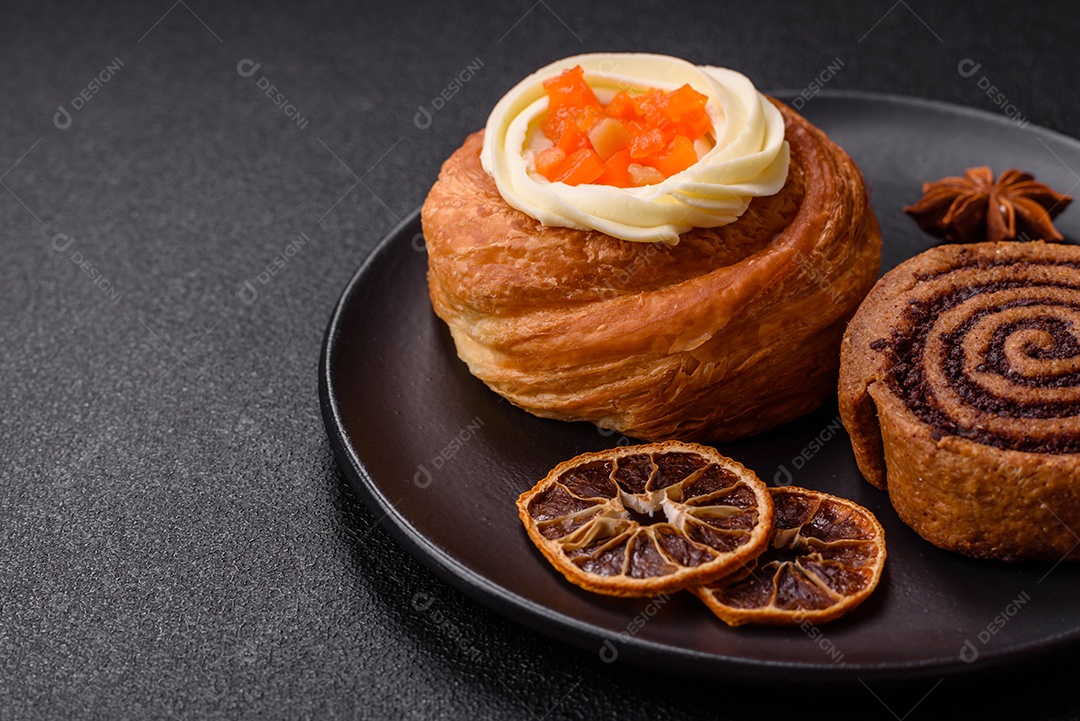 A imagem mostra rolos de canela delicioso