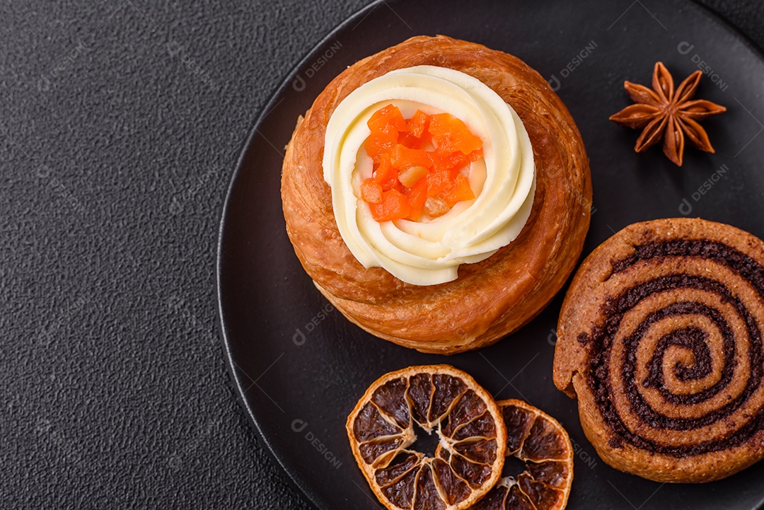 A imagem mostra rolos de canela delicioso