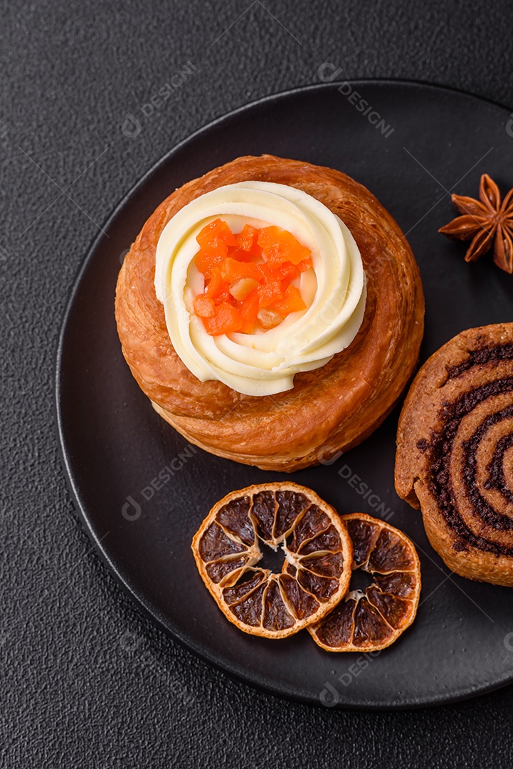 A imagem mostra rolos de canela delicioso