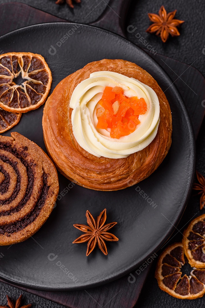 A imagem mostra rolos de canela delicioso