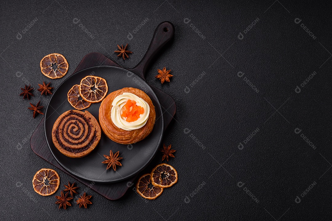 A imagem mostra rolos de canela delicioso