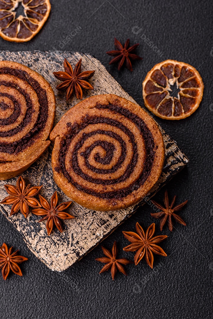 A imagem mostra rolos de canela delicioso