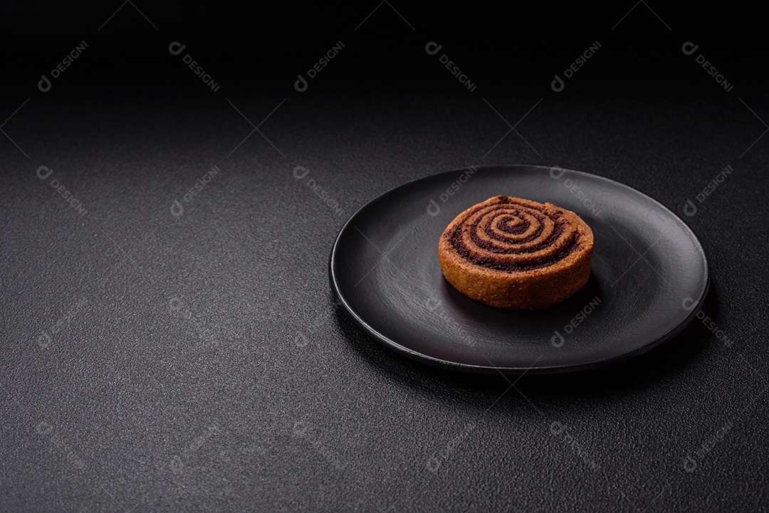 A imagem mostra dois cinnamon rolls, também conhecidos como rolos de canela.