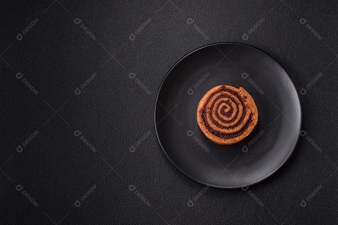 A imagem mostra dois cinnamon rolls, também conhecidos como rolos de canela.