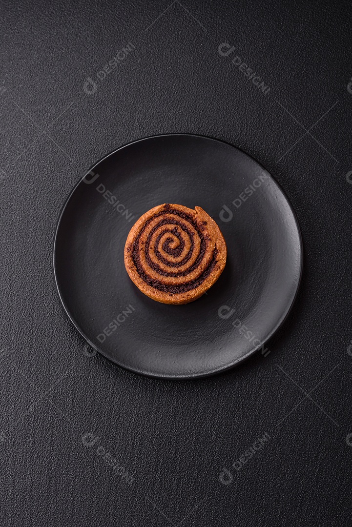 A imagem mostra dois cinnamon rolls, também conhecidos como rolos de canela.