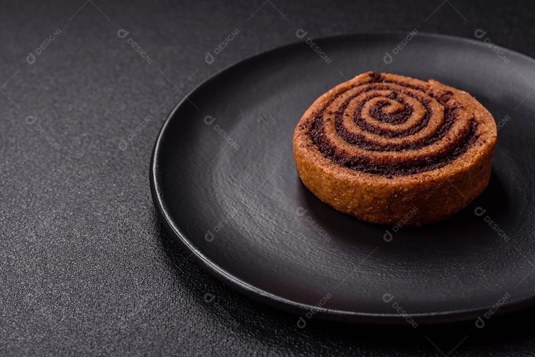 A imagem mostra dois cinnamon rolls, também conhecidos como rolos de canela.