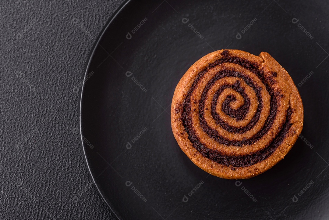A imagem mostra dois cinnamon rolls, também conhecidos como rolos de canela.