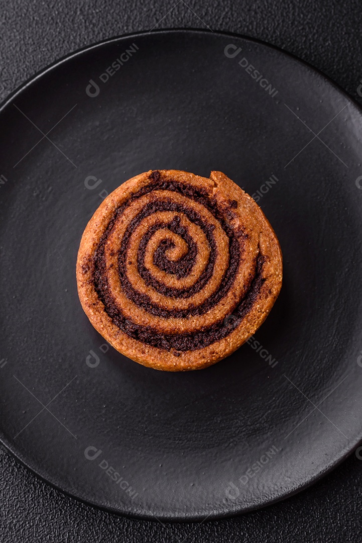 A imagem mostra dois cinnamon rolls, também conhecidos como rolos de canela.