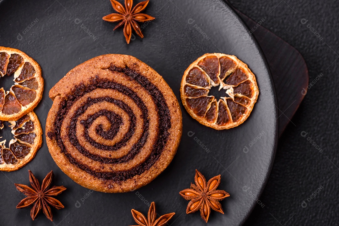 A imagem mostra dois cinnamon rolls, também conhecidos como rolos de canela.