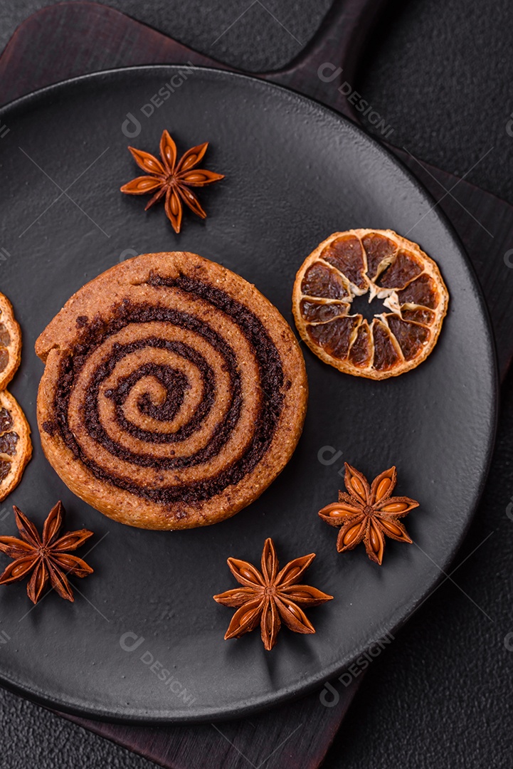 A imagem mostra dois cinnamon rolls, também conhecidos como rolos de canela.