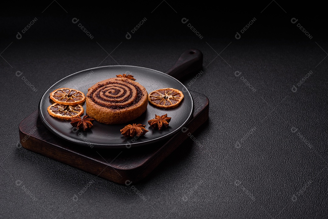 A imagem mostra dois cinnamon rolls, também conhecidos como rolos de canela.