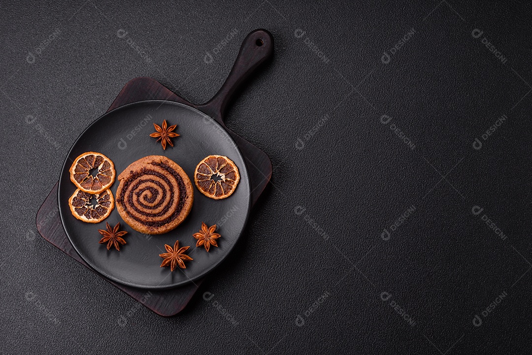A imagem mostra dois cinnamon rolls, também conhecidos como rolos de canela.