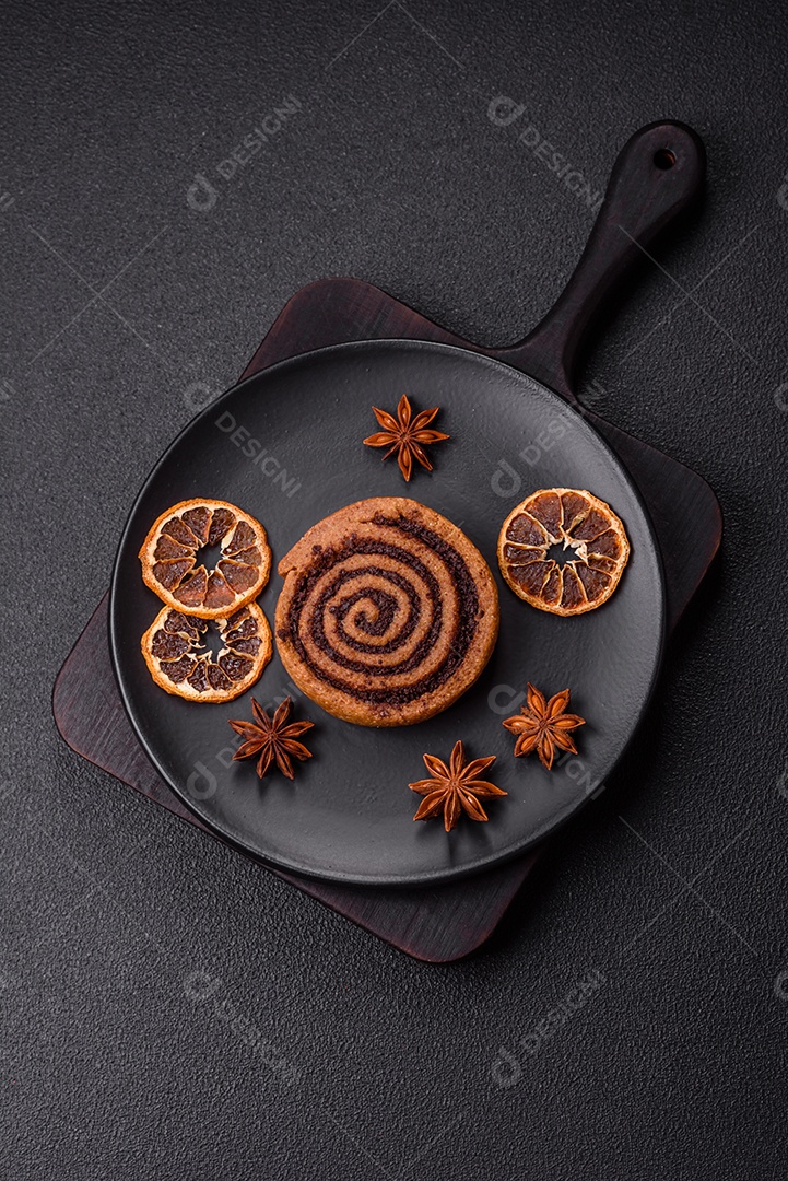 A imagem mostra dois cinnamon rolls, também conhecidos como rolos de canela.