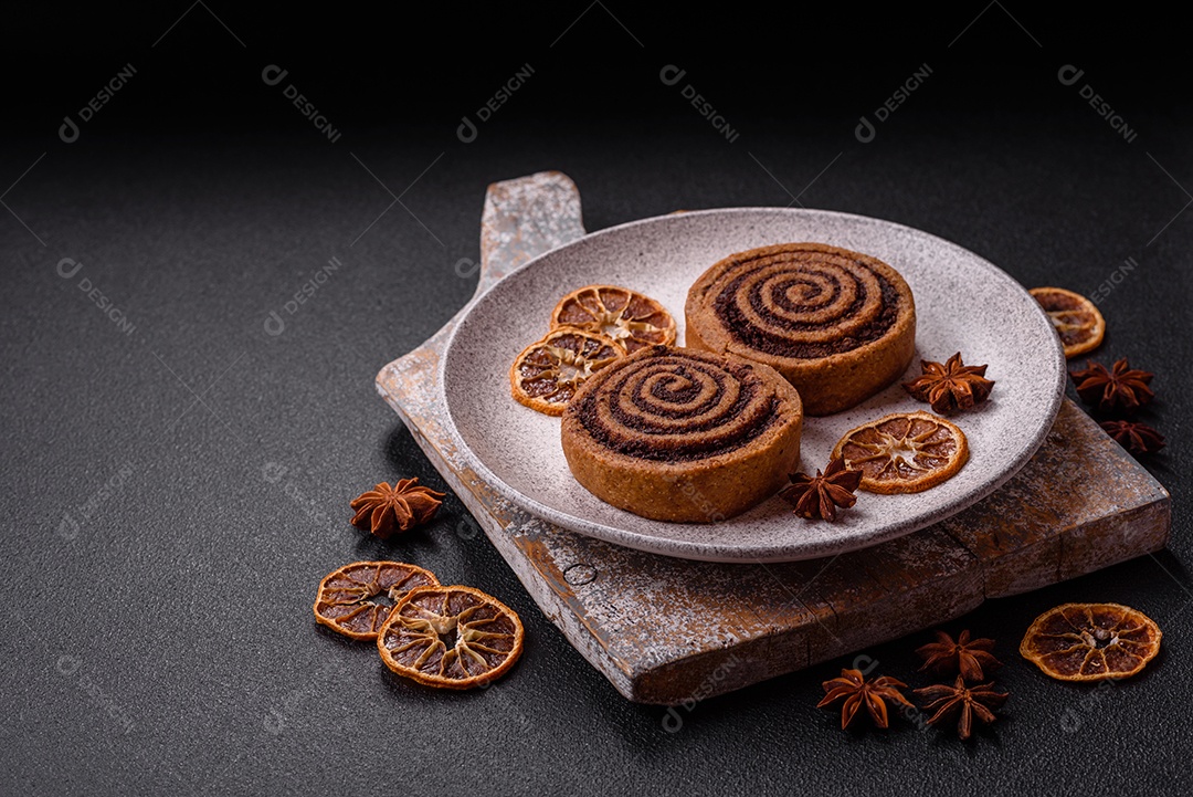 A imagem mostra dois cinnamon rolls, também conhecidos como rolos de canela.