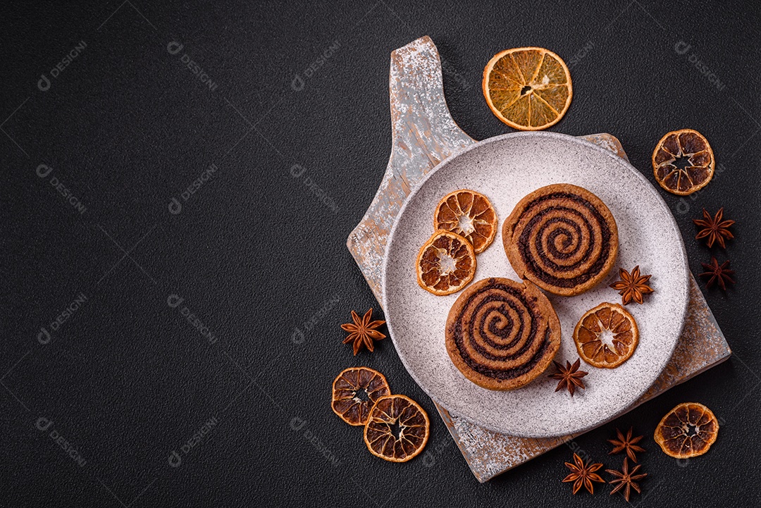 A imagem mostra dois cinnamon rolls, também conhecidos como rolos de canela.