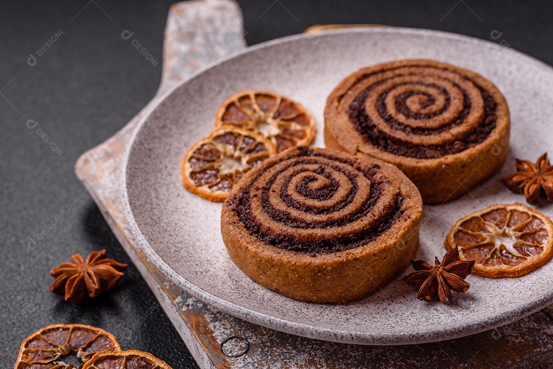 A imagem mostra dois cinnamon rolls, também conhecidos como rolos de canela.