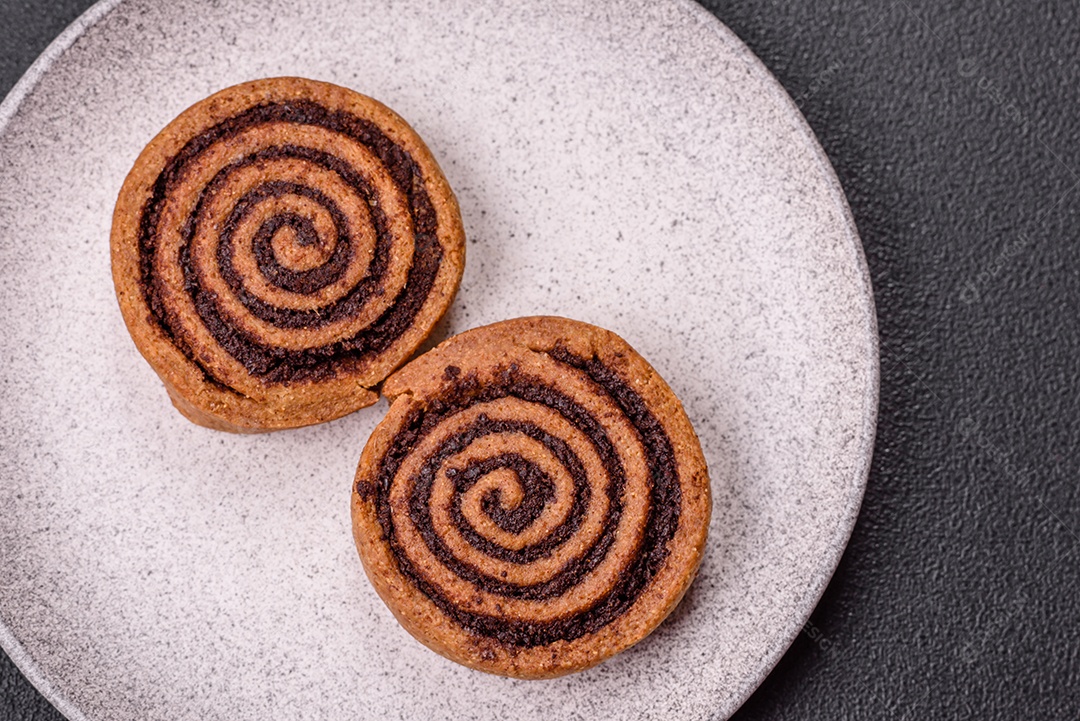 A imagem mostra dois cinnamon rolls, também conhecidos como rolos de canela.