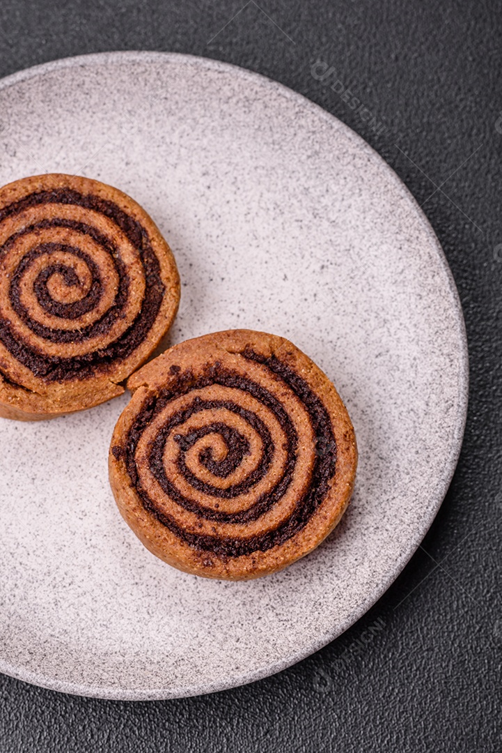 A imagem mostra dois cinnamon rolls, também conhecidos como rolos de canela.