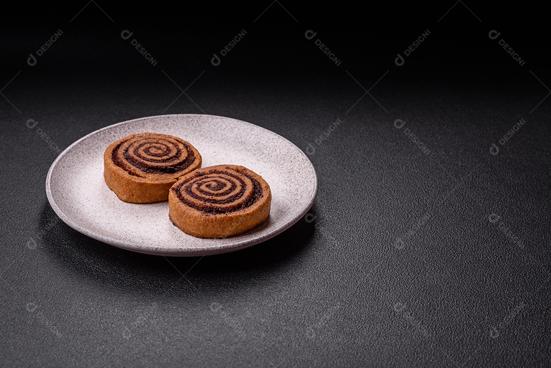 A imagem mostra dois cinnamon rolls, também conhecidos como rolos de canela.